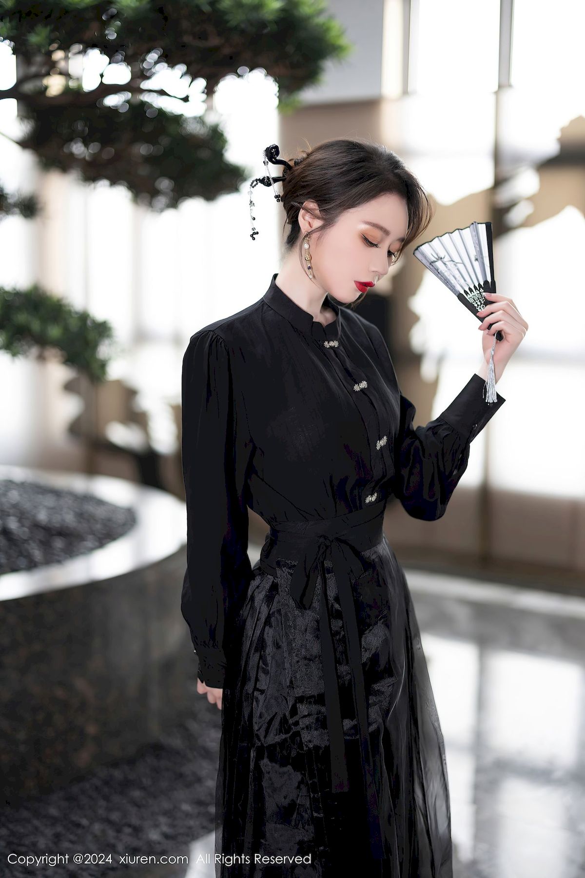 秀人网模特梦心玥黑色外套搭配黑色长裙哈尔滨旅拍