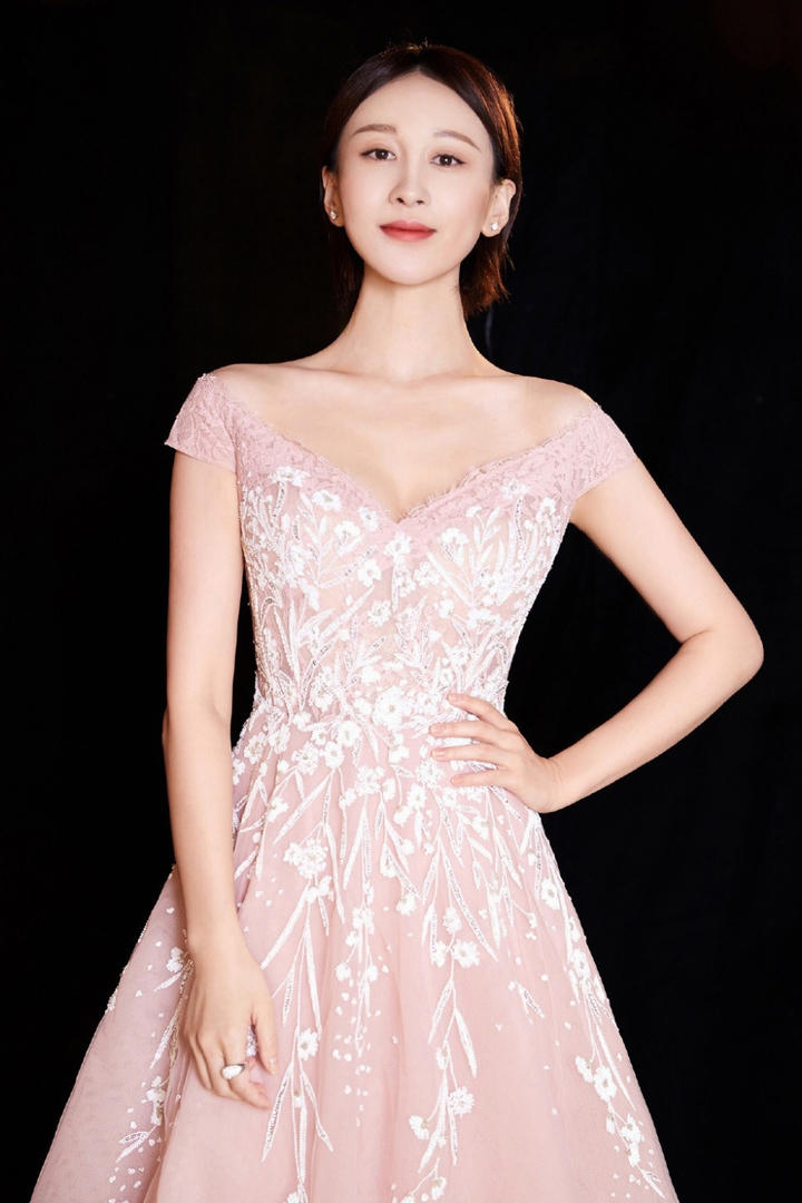 高清美女明星练束梅图片