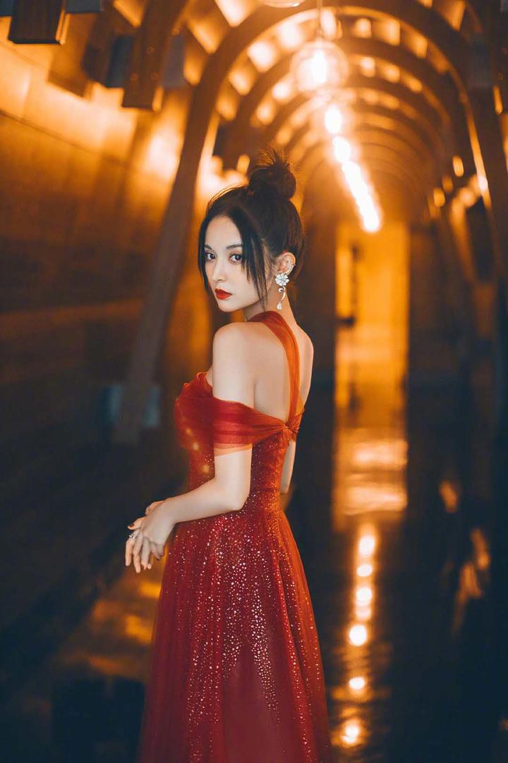 扎着丸子头的气质美女明星古力娜扎图片