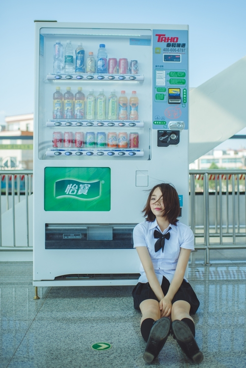 等待列车的清纯校花