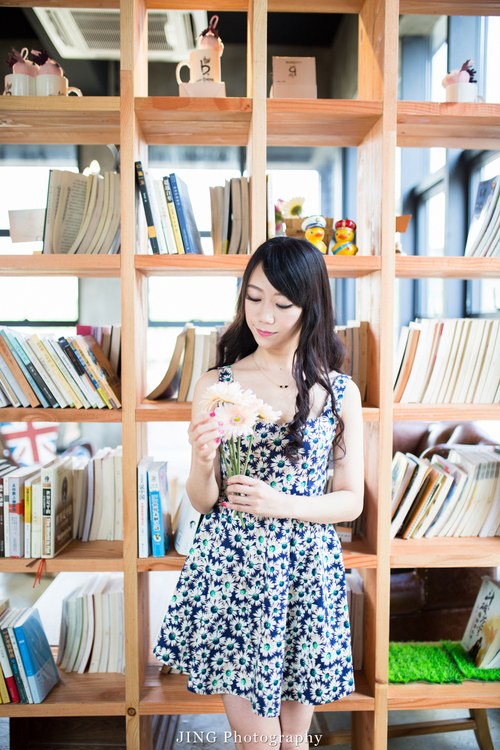 在咖啡厅遇见的清纯姑娘