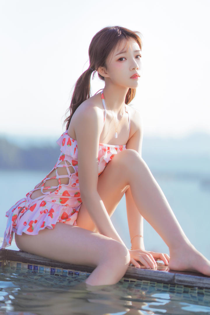 亚洲精品久久清纯女生泳装写真集下载专区