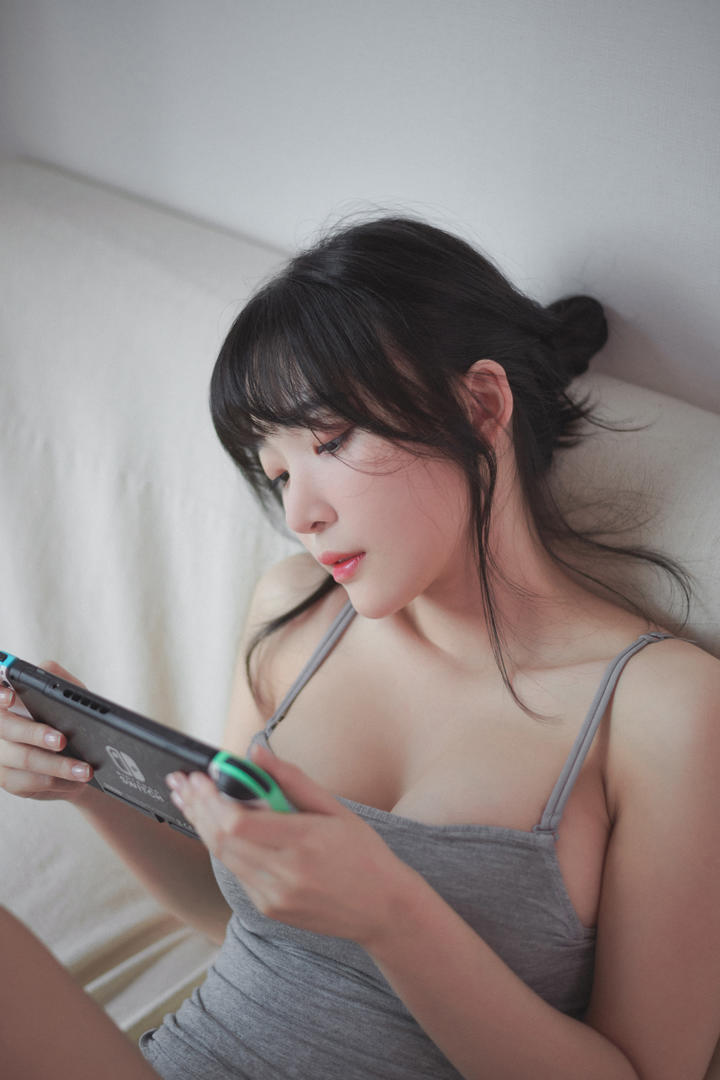 玩手机的韩国性感粉嫩美少女闺房大胆自拍图片