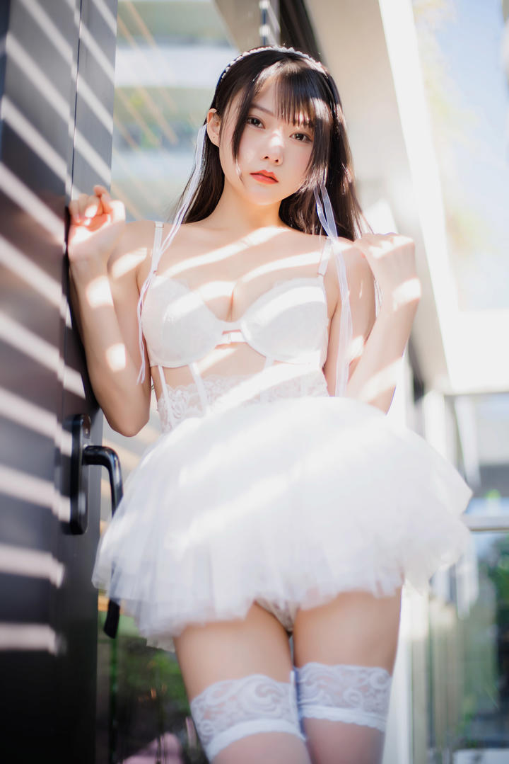 又纯又欲的美女模特露露高清嫩模写真图片