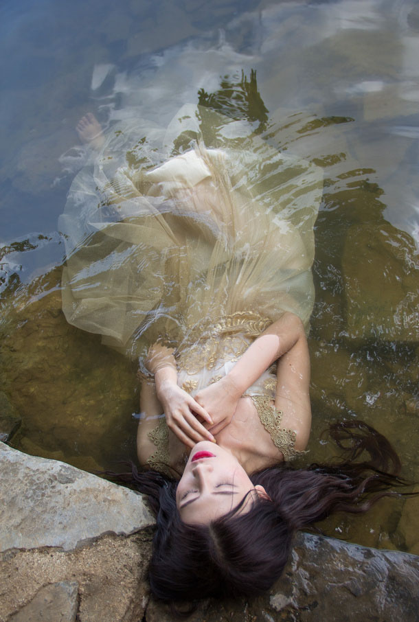 郑伊水中湿身仙气逼人