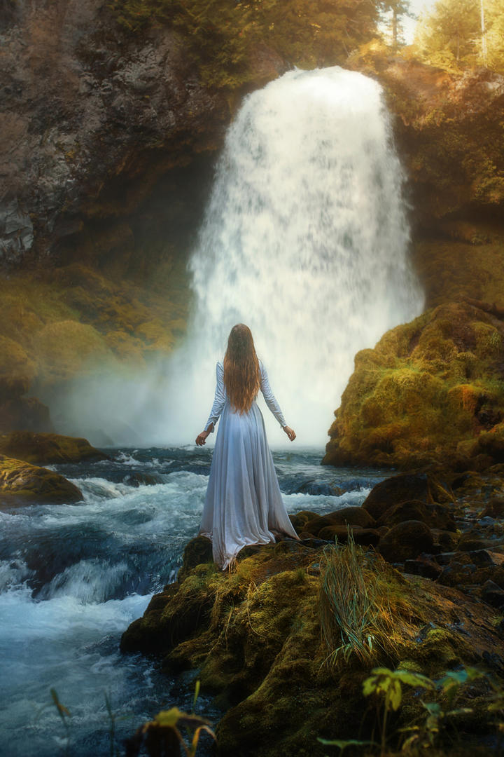 站在瀑布边的唯美欧美美女艺术写真图片