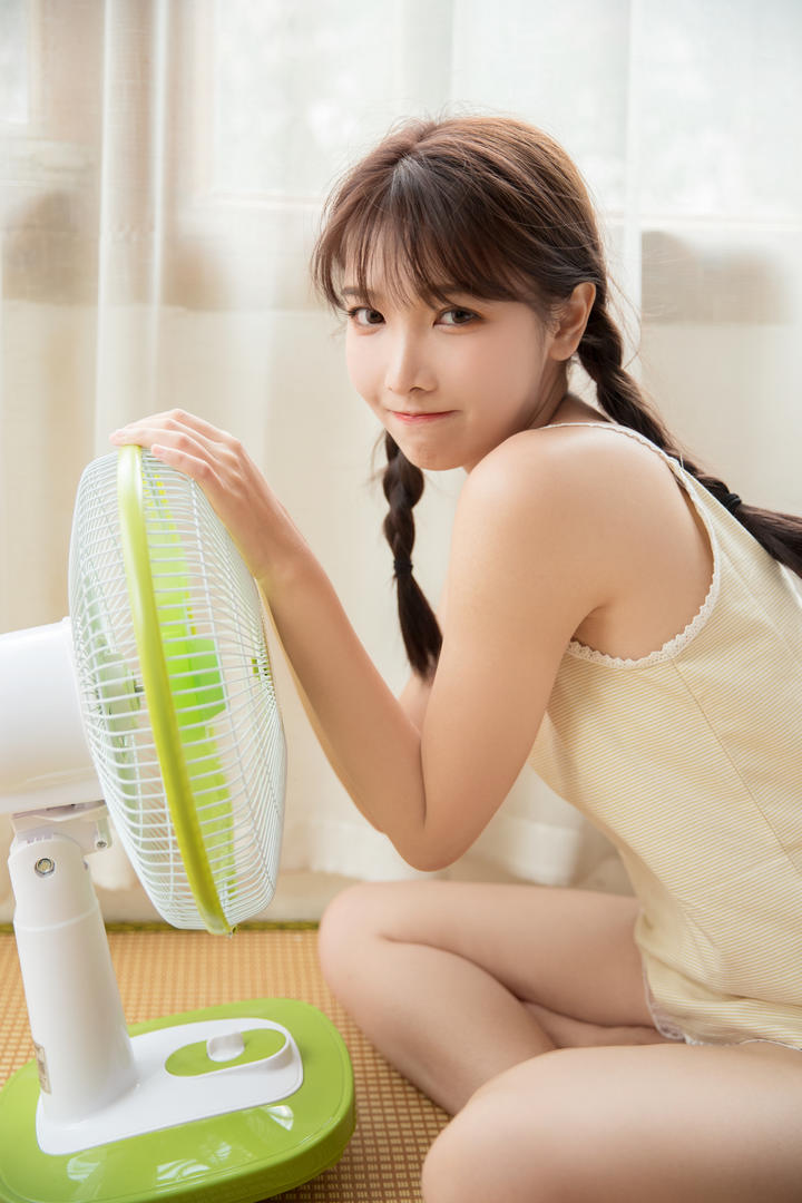 吹风扇的可爱女生头像湘湘图片