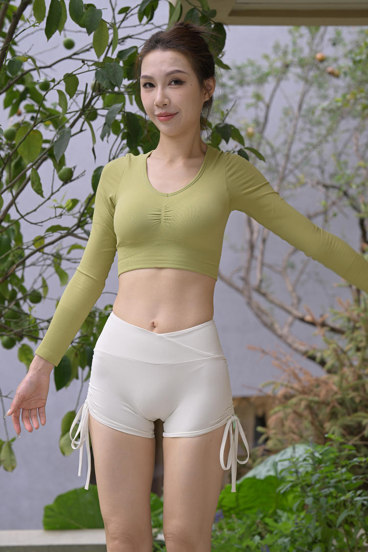 中国性感漂亮美女瑜伽裤勒出唇形图片