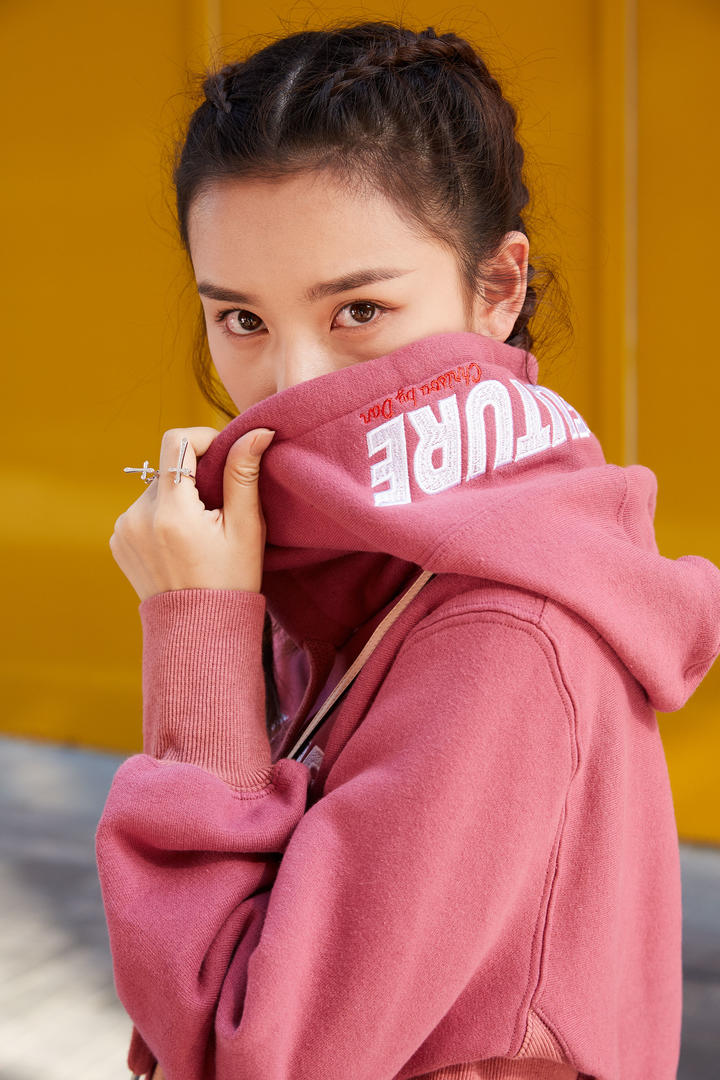 穿红色卫衣的美女明星宋祖儿高清图片