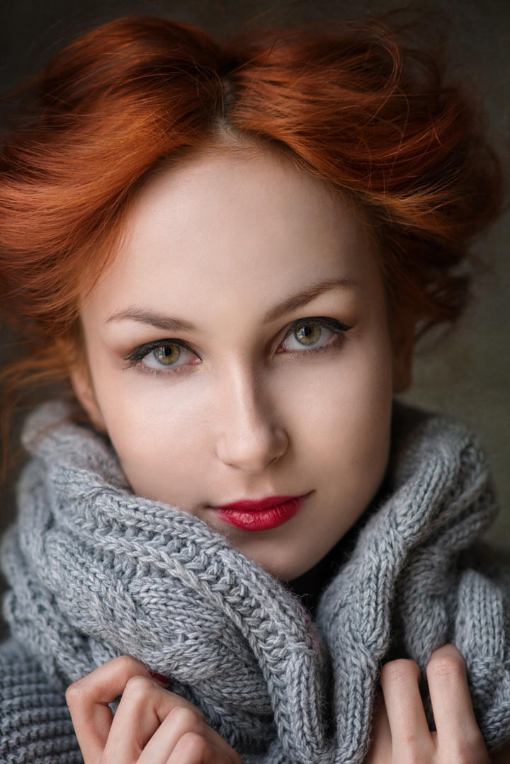 围着围巾的欧美气质美女图片