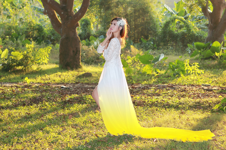 户外秋千上的唯美仙子