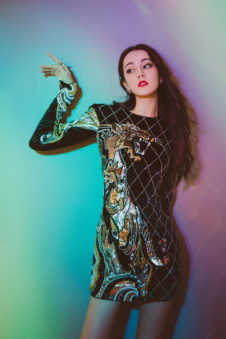 穿着超短裙的美女明星迪丽热巴写真