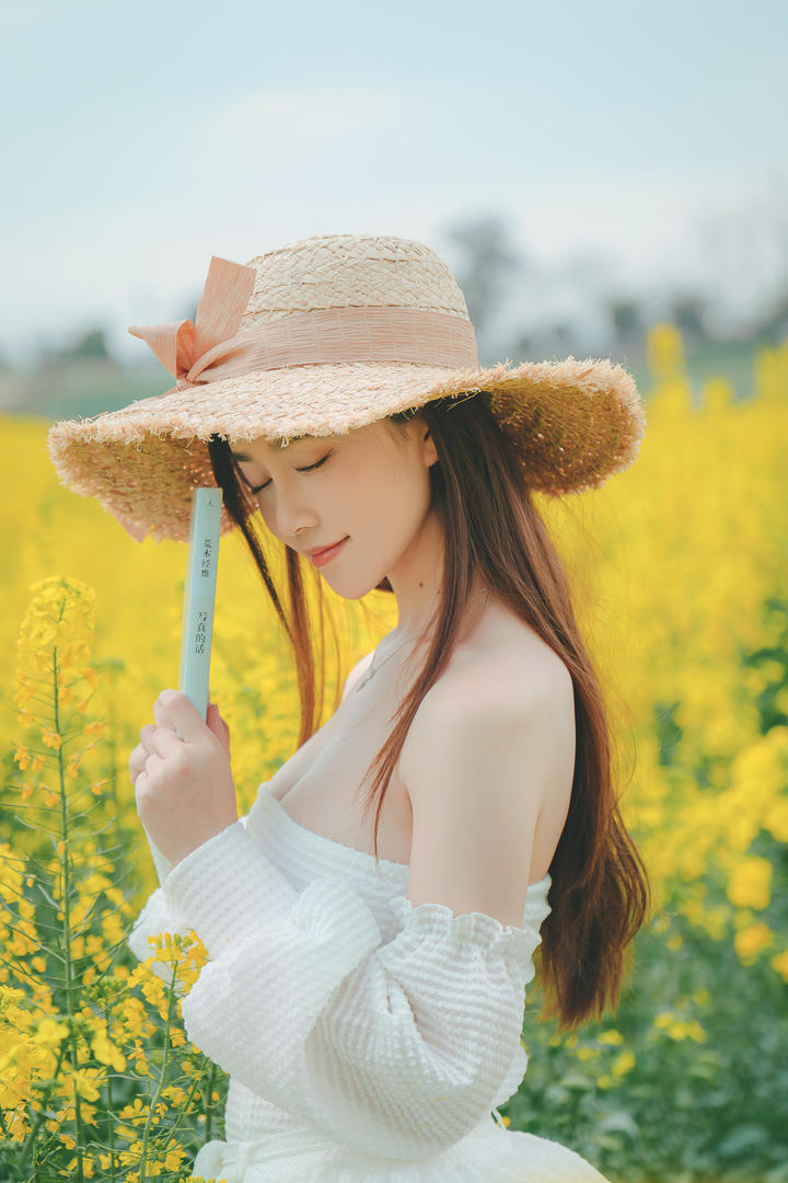 油菜花田里的漂亮女神唯美个人写真图片