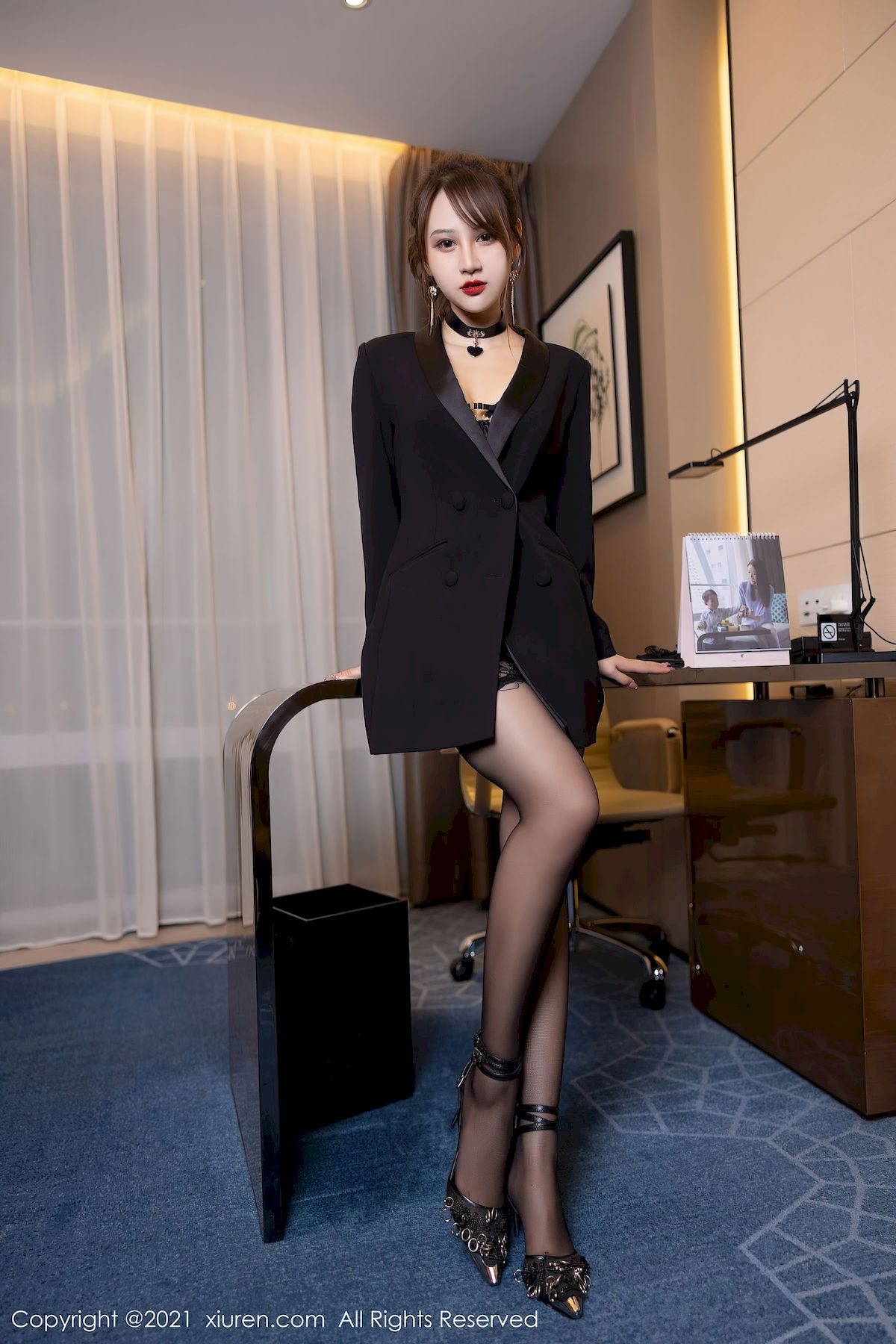 秀人网美女模特张欣欣黑丝美腿都市丽人系列深圳旅拍