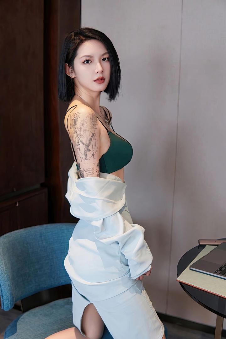 国产短发美女性感无码写真套图