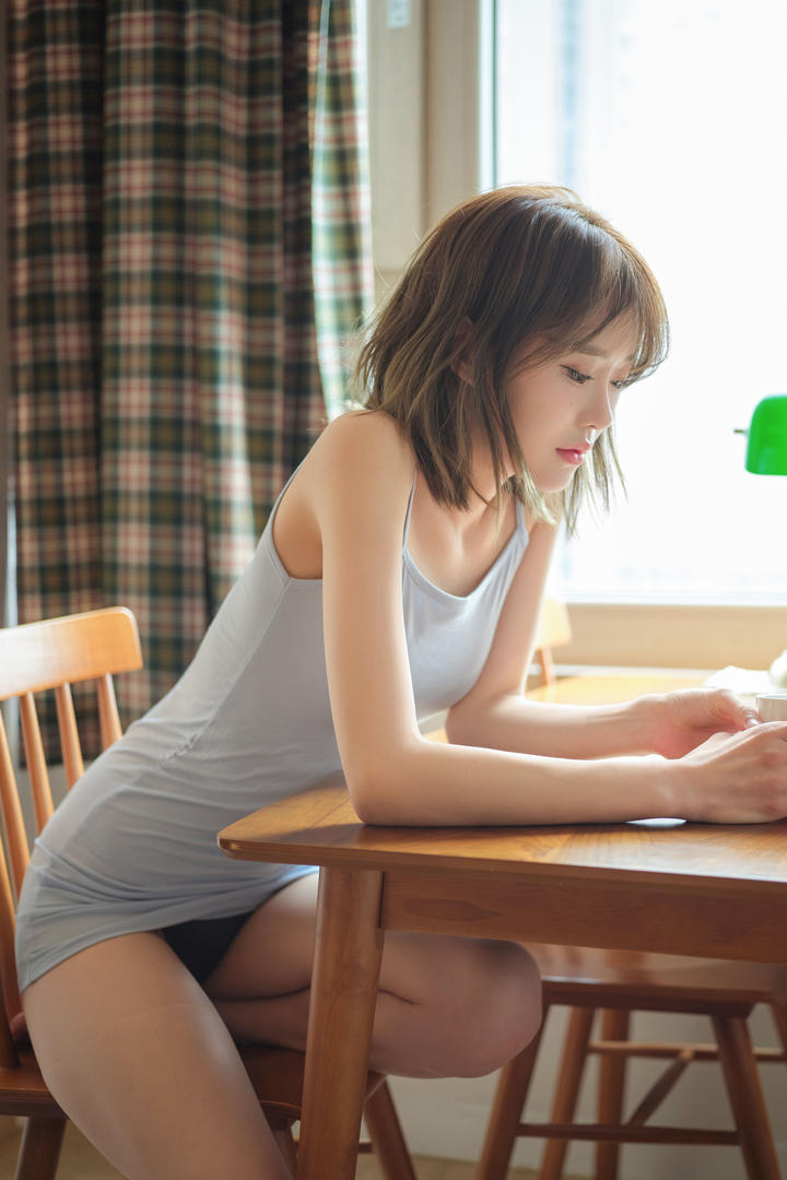 衣着清凉的美女mm131高清图片