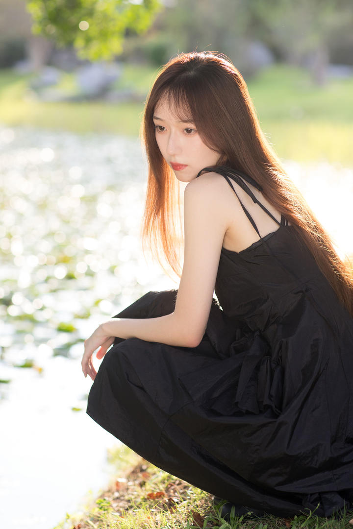 蹲在湖边的气质长发美女图片高清壁纸