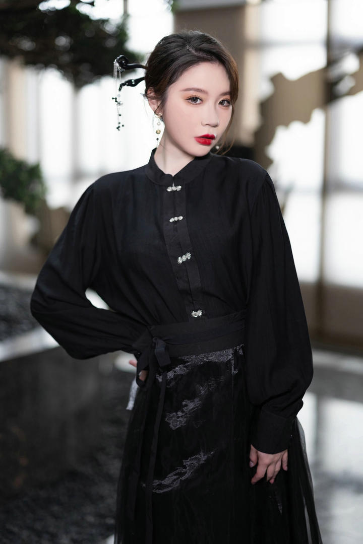 黑色飞鱼服古装美女模特梦心玥高清艺术照图片