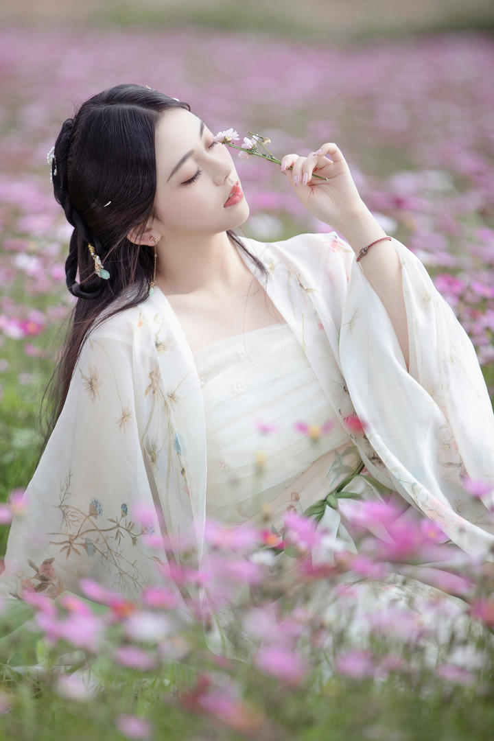 温柔古风美女主播唯美艺术写真图片大全