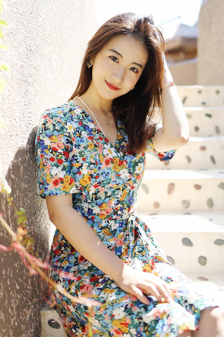 坐在台阶上的气质美女艺儿伢哟摄影图片