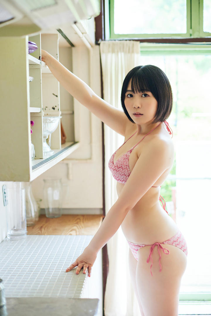 厨房里一丝不挂日本成熟丰满美女亚洲激情自拍图片