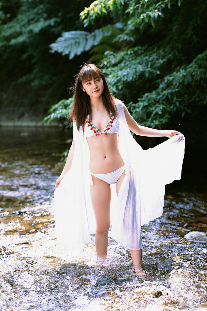 小溪里戏水的日本比基尼美女写真图片