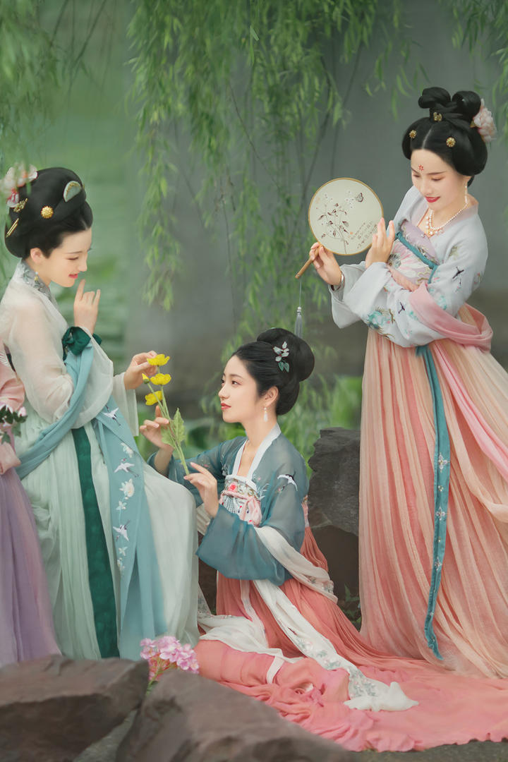 花园里的唯美古装美女艺术写真图片