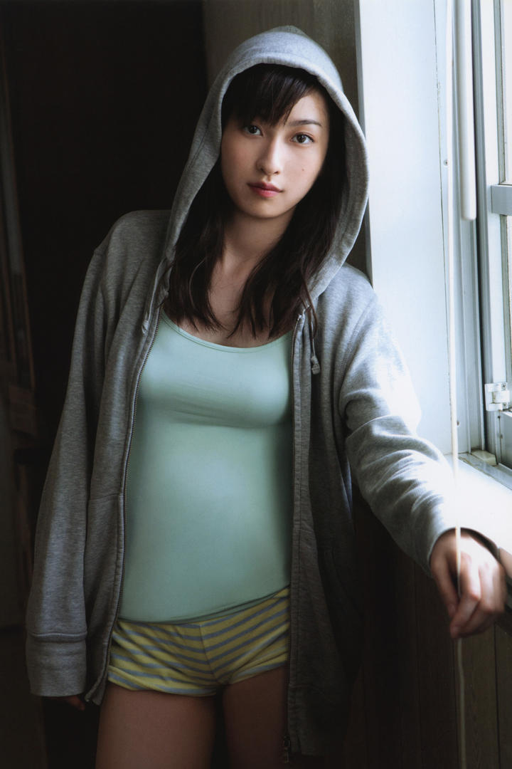 戴着帽子的日本美女人体摄影图片
