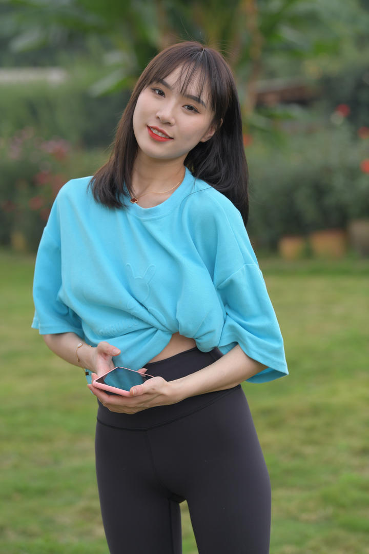 公园里的清纯漂亮瑜伽美女高清专业美女壁纸图片