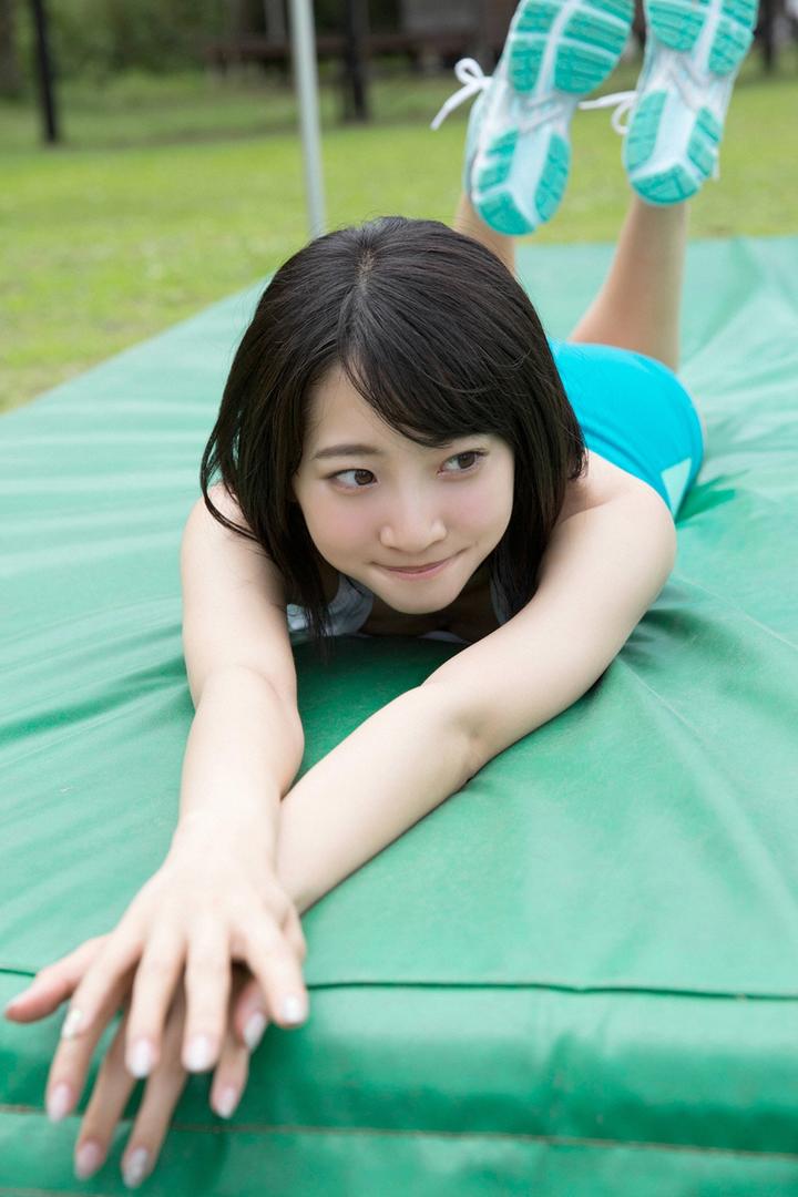 趴在垫子上的日本短发可爱美女图片