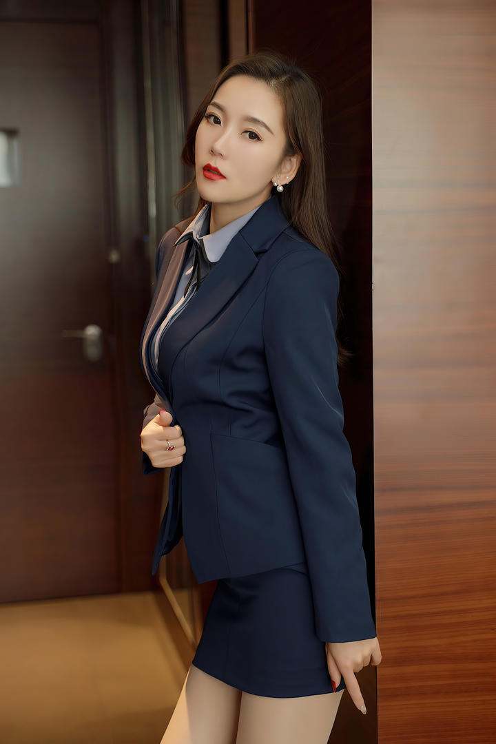 性感女秘书艾静香制服诱惑气质美女写真图片