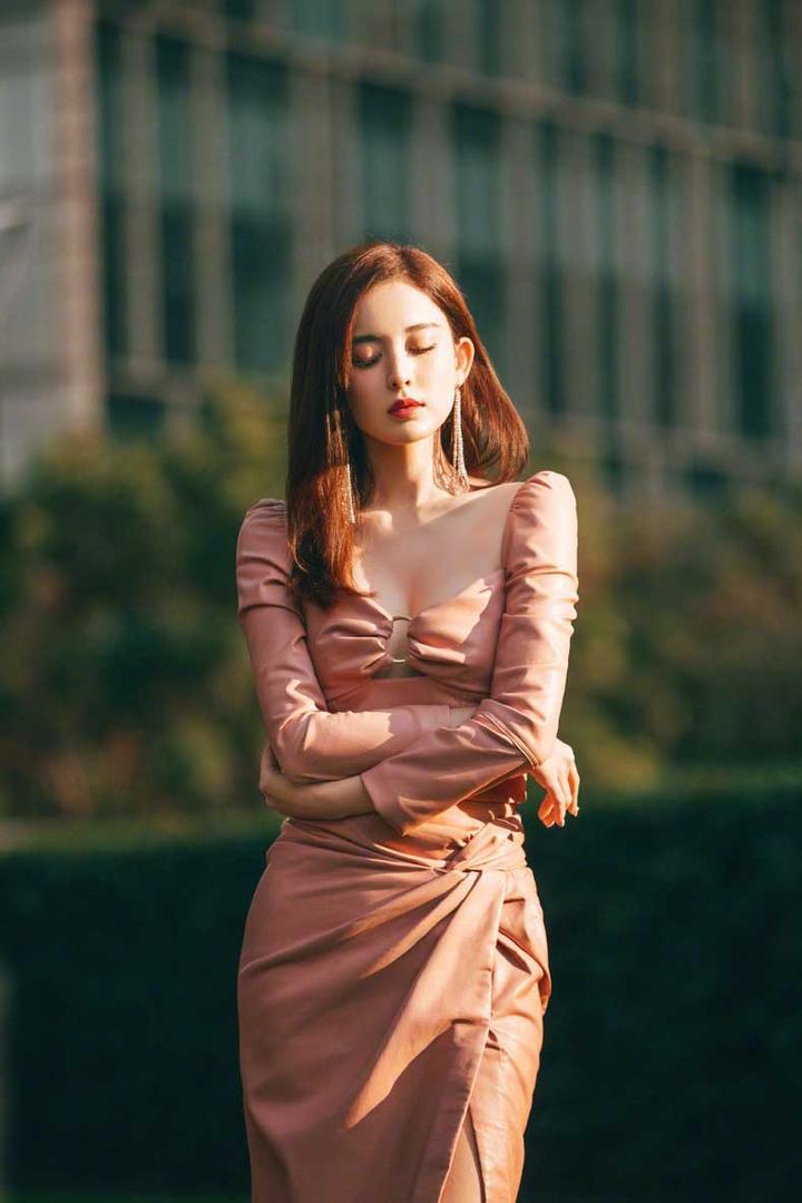 古力娜扎低胸长裙漂亮写真图片