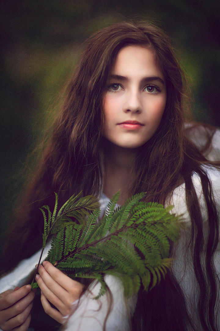 拿着草的欧美气质美女艺术写真