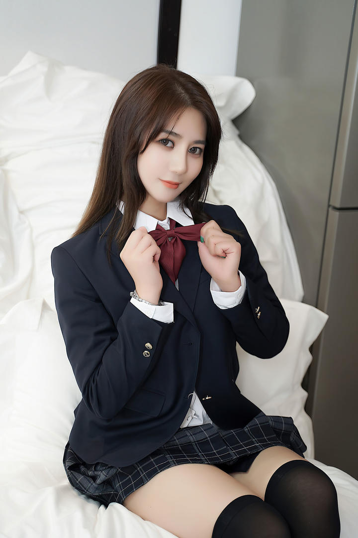 日韩性感女高中生精品制服诱惑图集