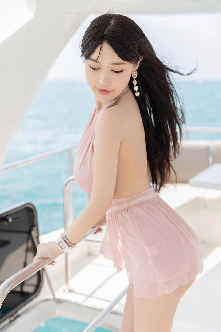 穿着粉色比基尼的清纯美女朱可儿图片