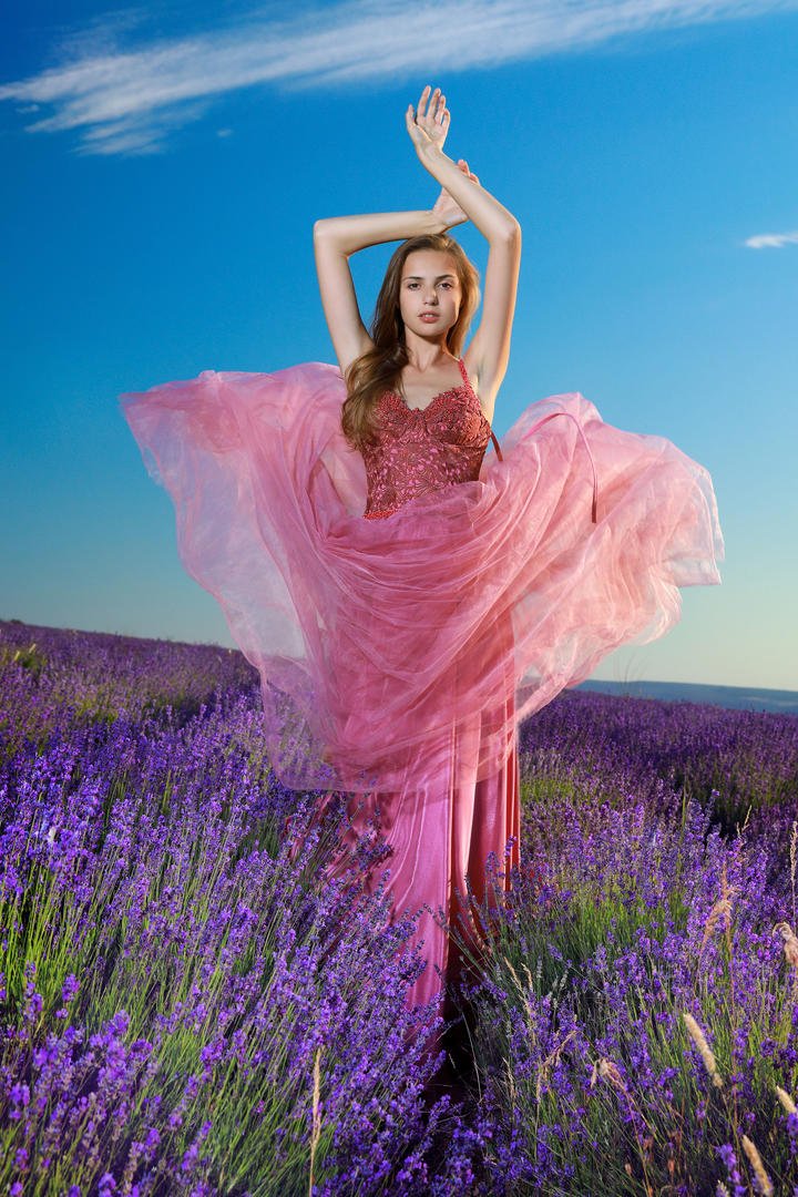 站在薰衣草花海中的欧美MetArt人体美少女艺术写真图片