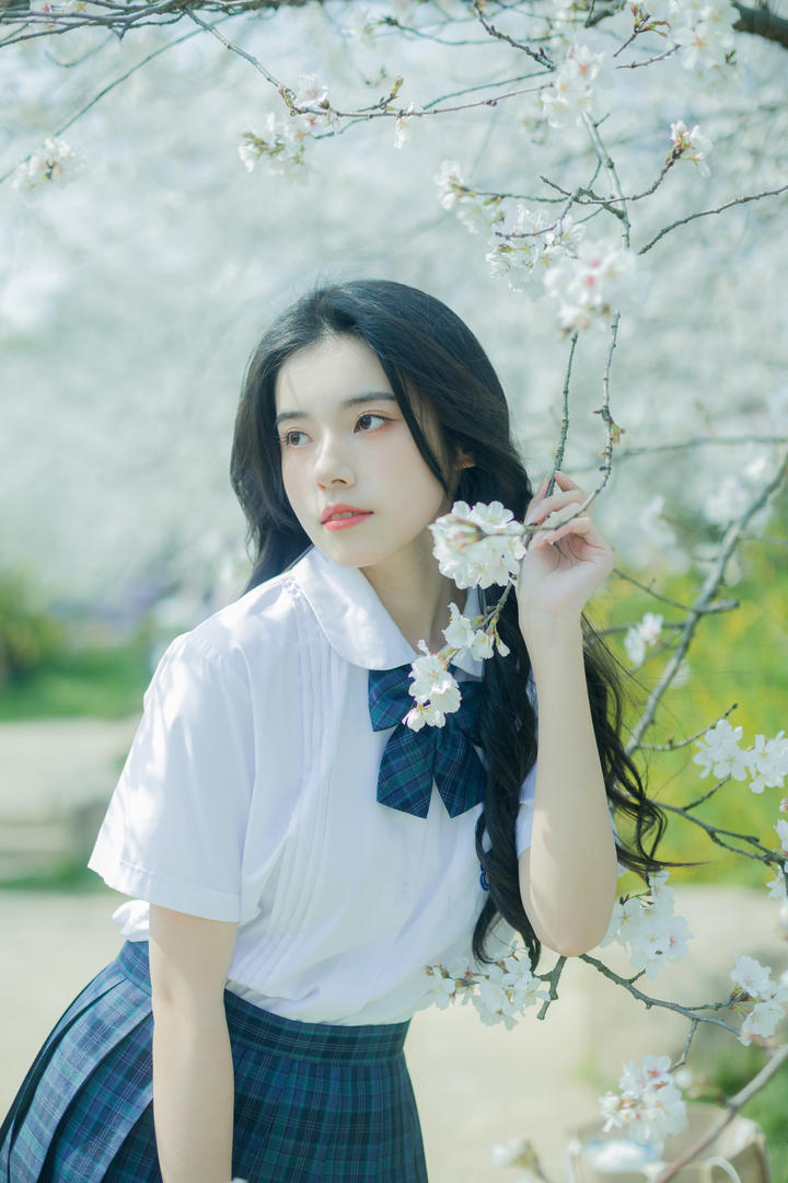 青春阳光的可爱女高中生高清壁纸写真图片