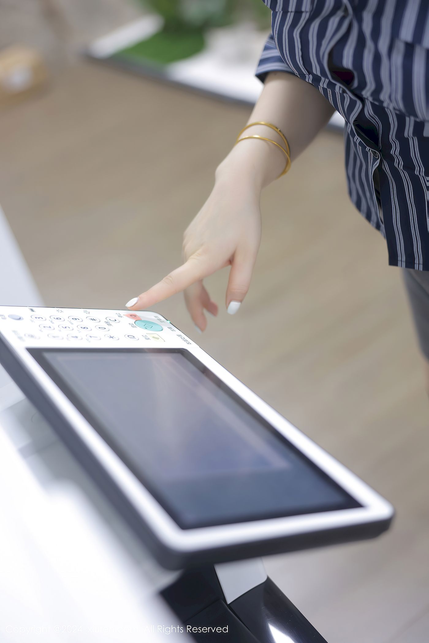 秀人网模特陈诗诗kiki职场OL魅惑黑丝娇媚丰腴写真