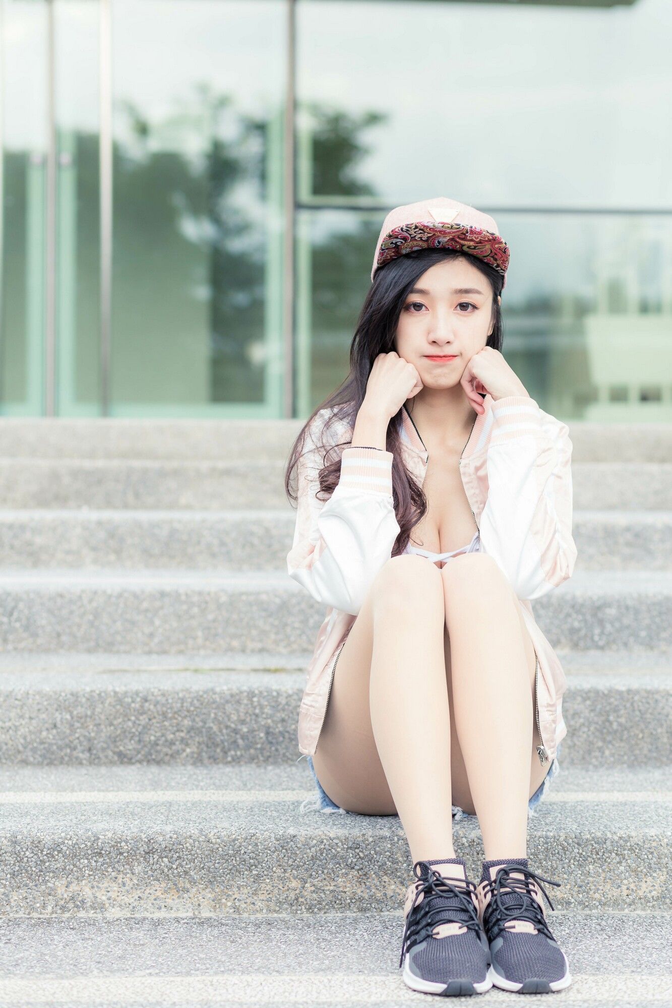 台湾美女嫩模段璟乐白皙美胸黑丝美腿松菸时装街拍写真