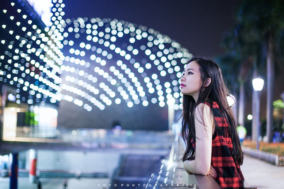 霓虹灯下少女的街拍