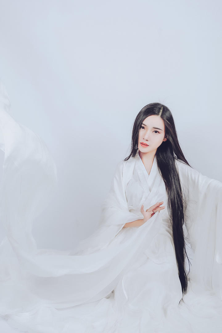 穿着白色古装的高清长发美女图片