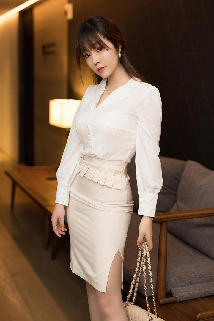 提着包包的时尚美女王雨纯白色包臀裙美女写真图片