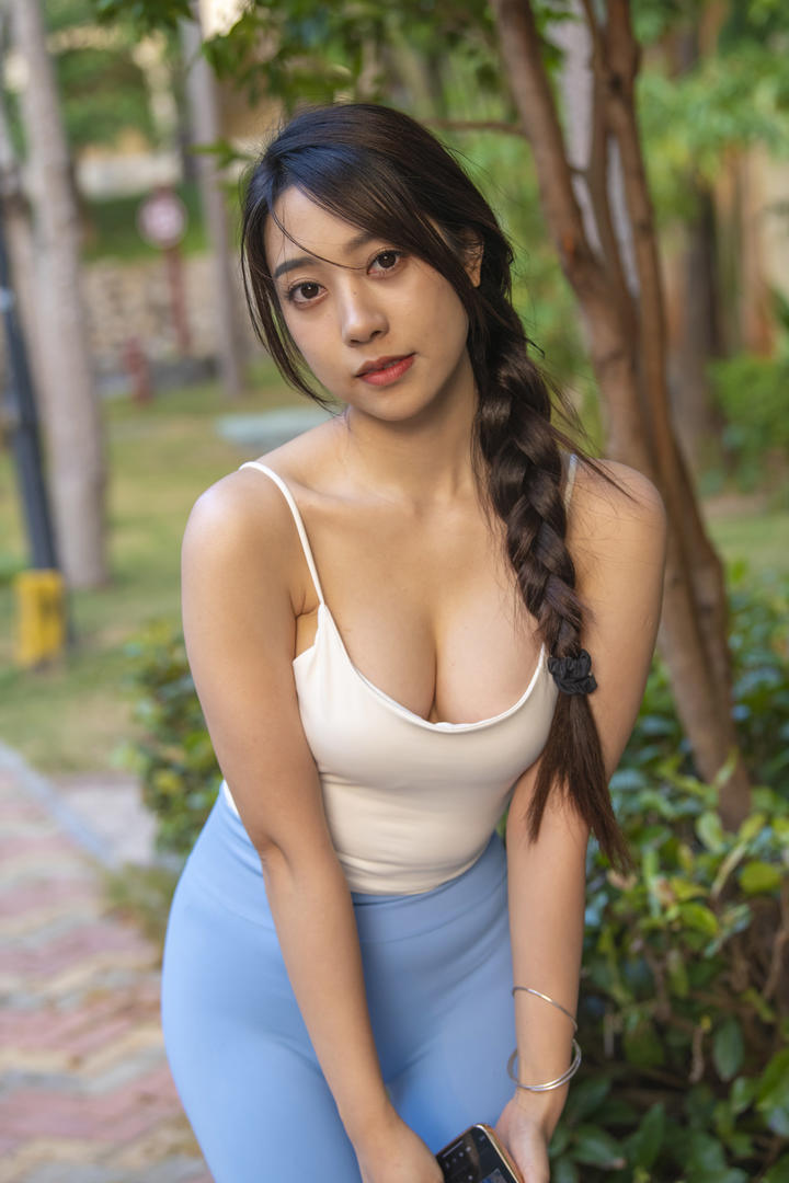 扎着大辫子的大胸紧身裤美女壁纸图片