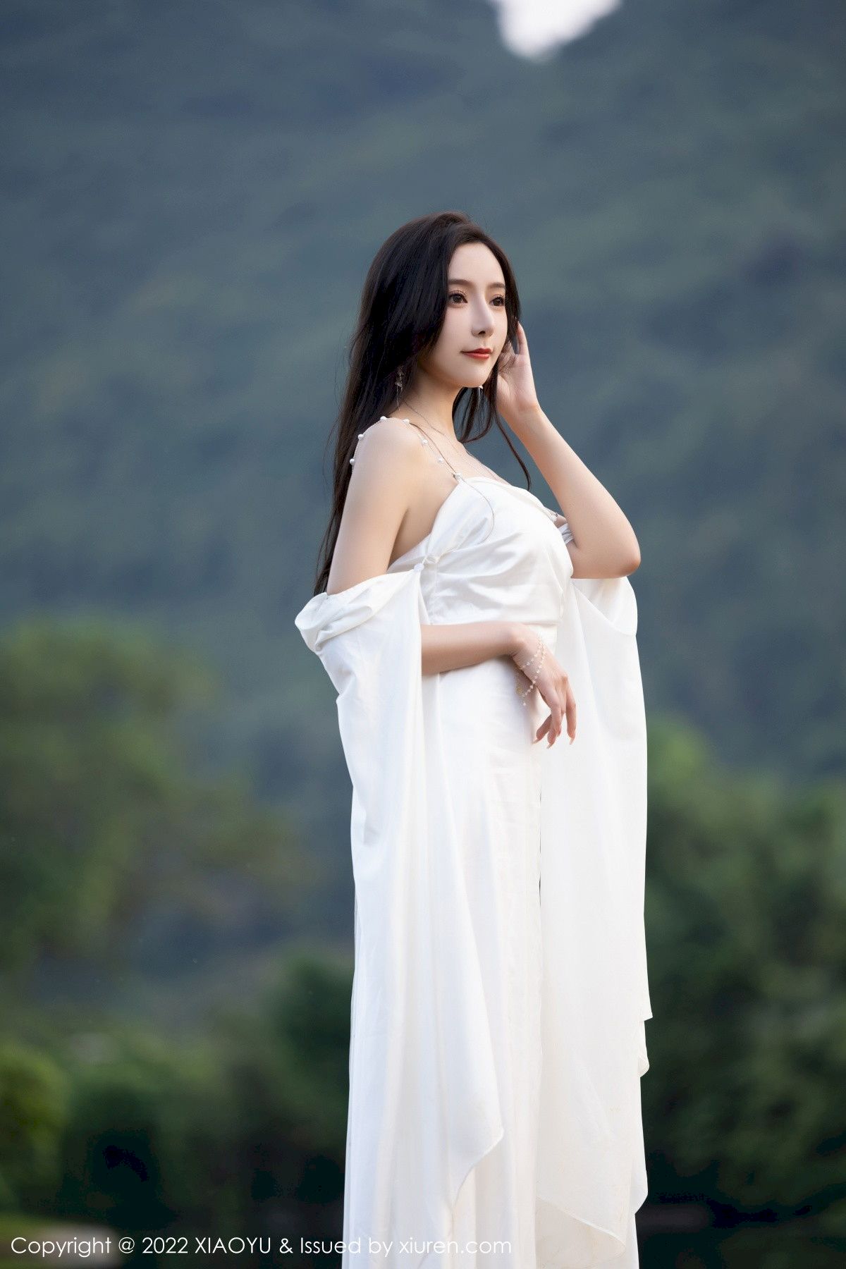 语画界性感女神王馨瑶yanni白色露肩长裙户外场景杭州旅拍