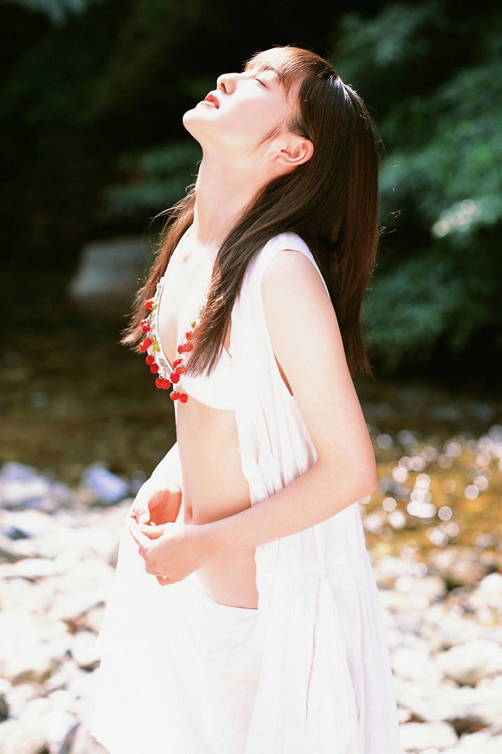 日本清纯泳装美女户外摄影写真图片
