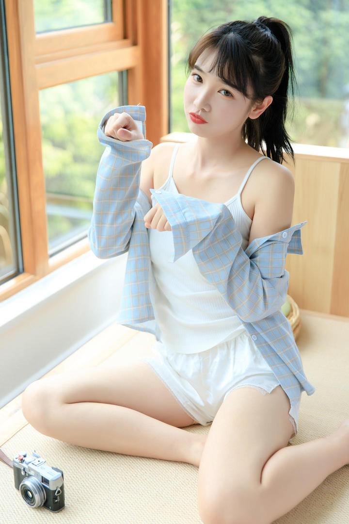 扎着马尾的清纯甜美美女写真图片
