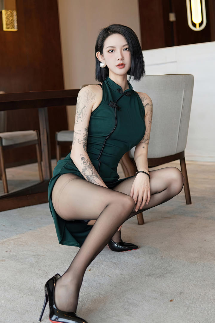 蹲在地上的高冷黑丝御姐798艺术人体摄影图片