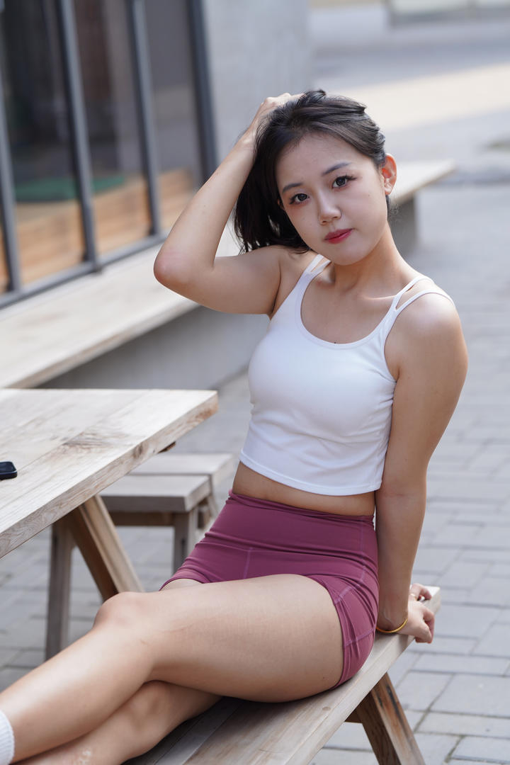 国模吧精品红色瑜伽短裤美眉街拍图片