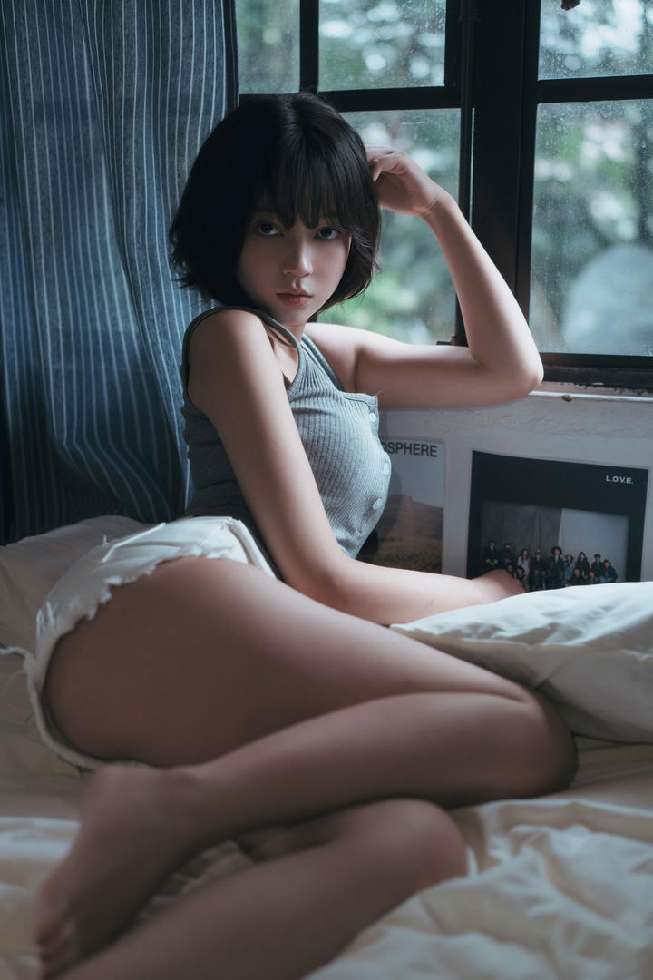 大胆长腿学生妹写真