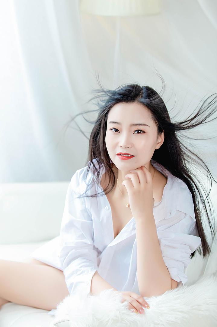 秀发飞扬的清纯都市美女白领私房照图片